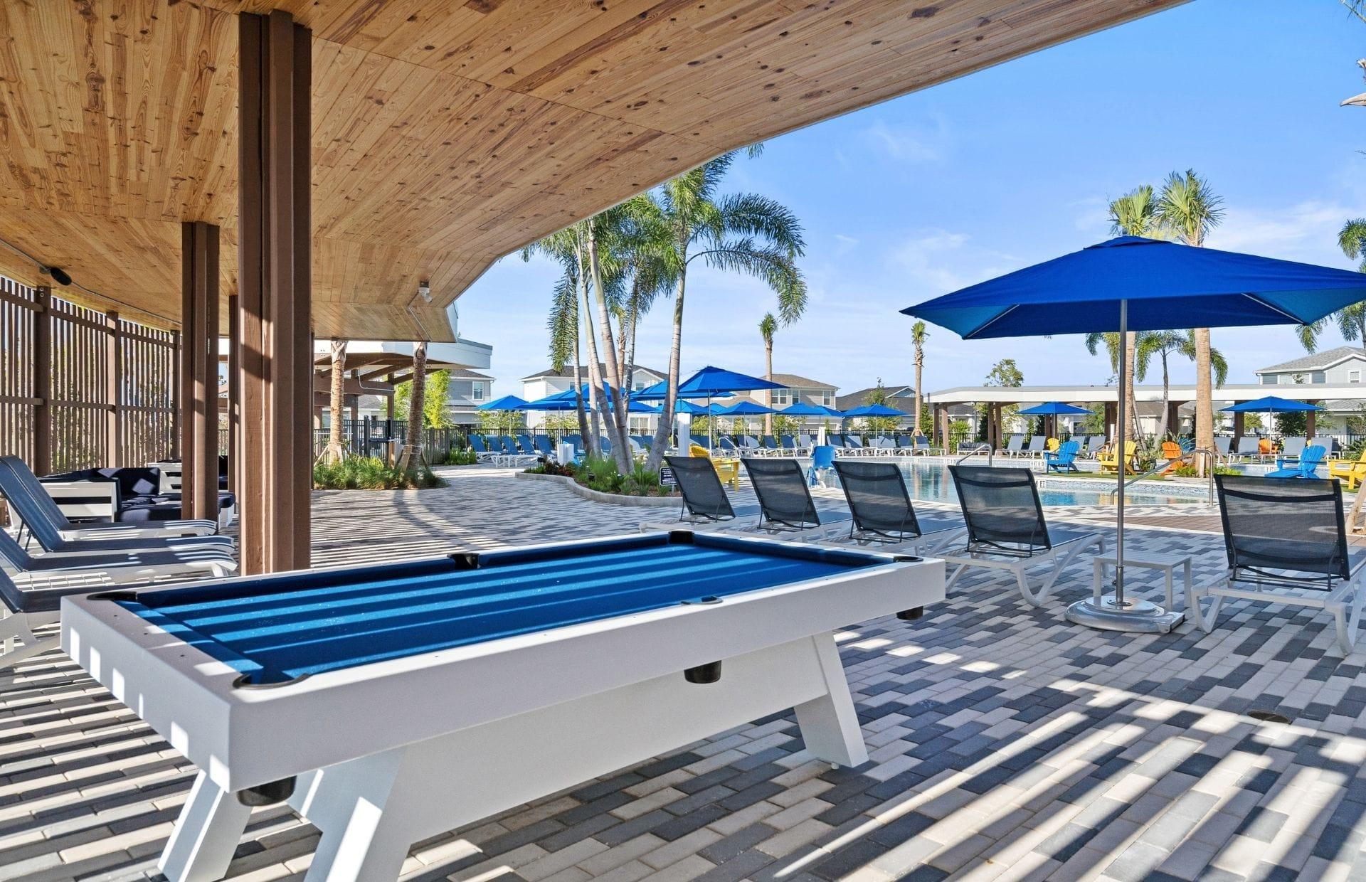 Salón de juegos cubierto con vista a la piscina