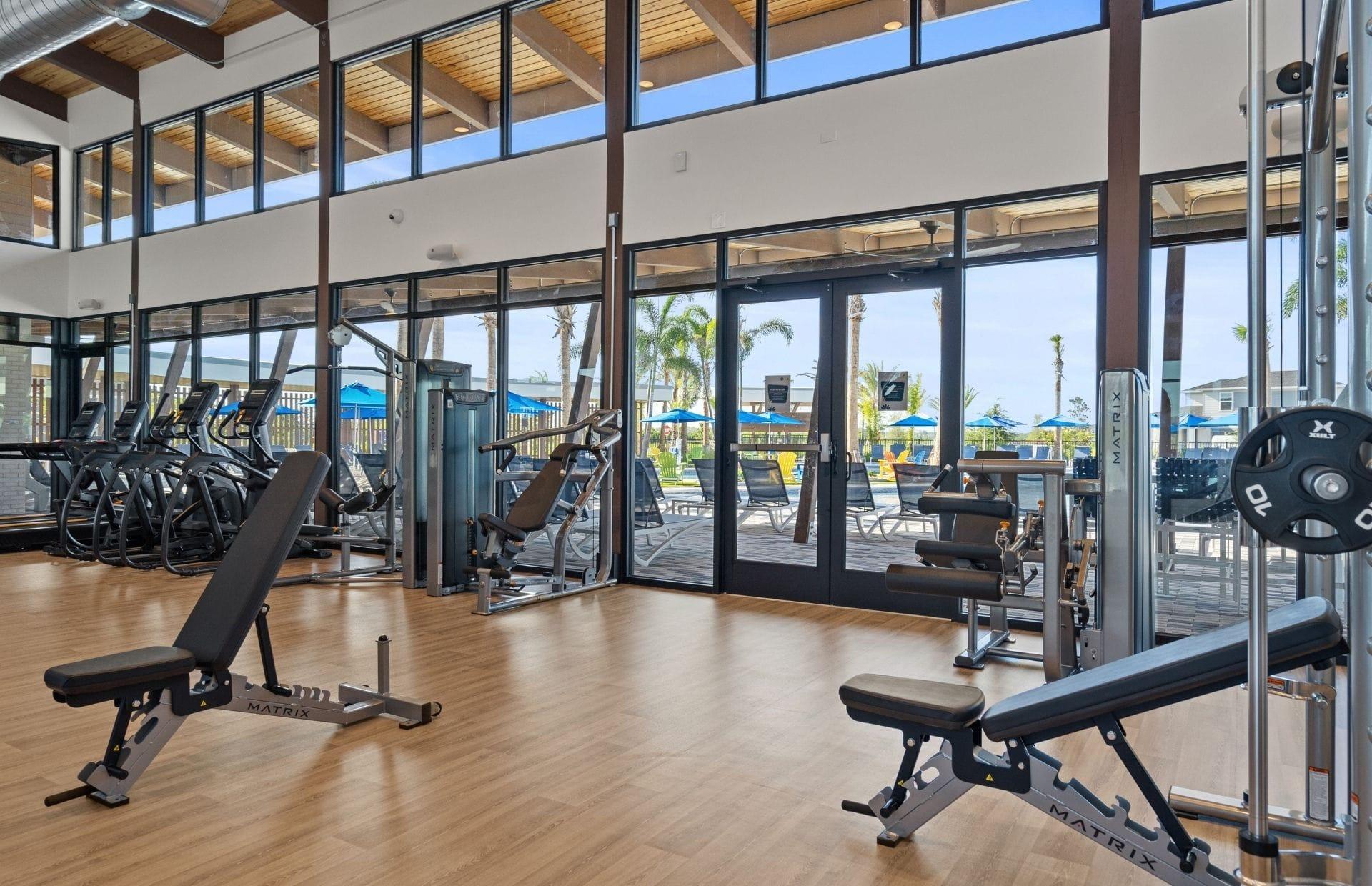 Gimnasio con vista a la piscina