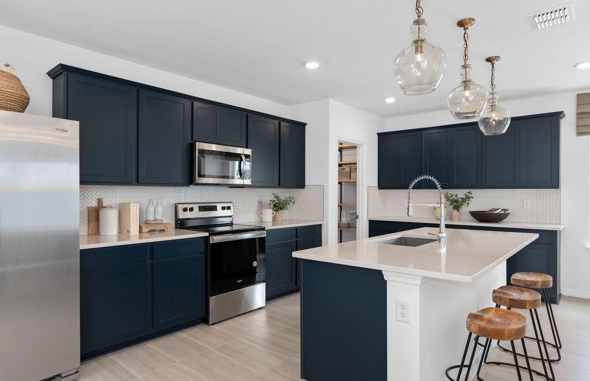 Cocina de la casa Mabel con gabinetes azul marino