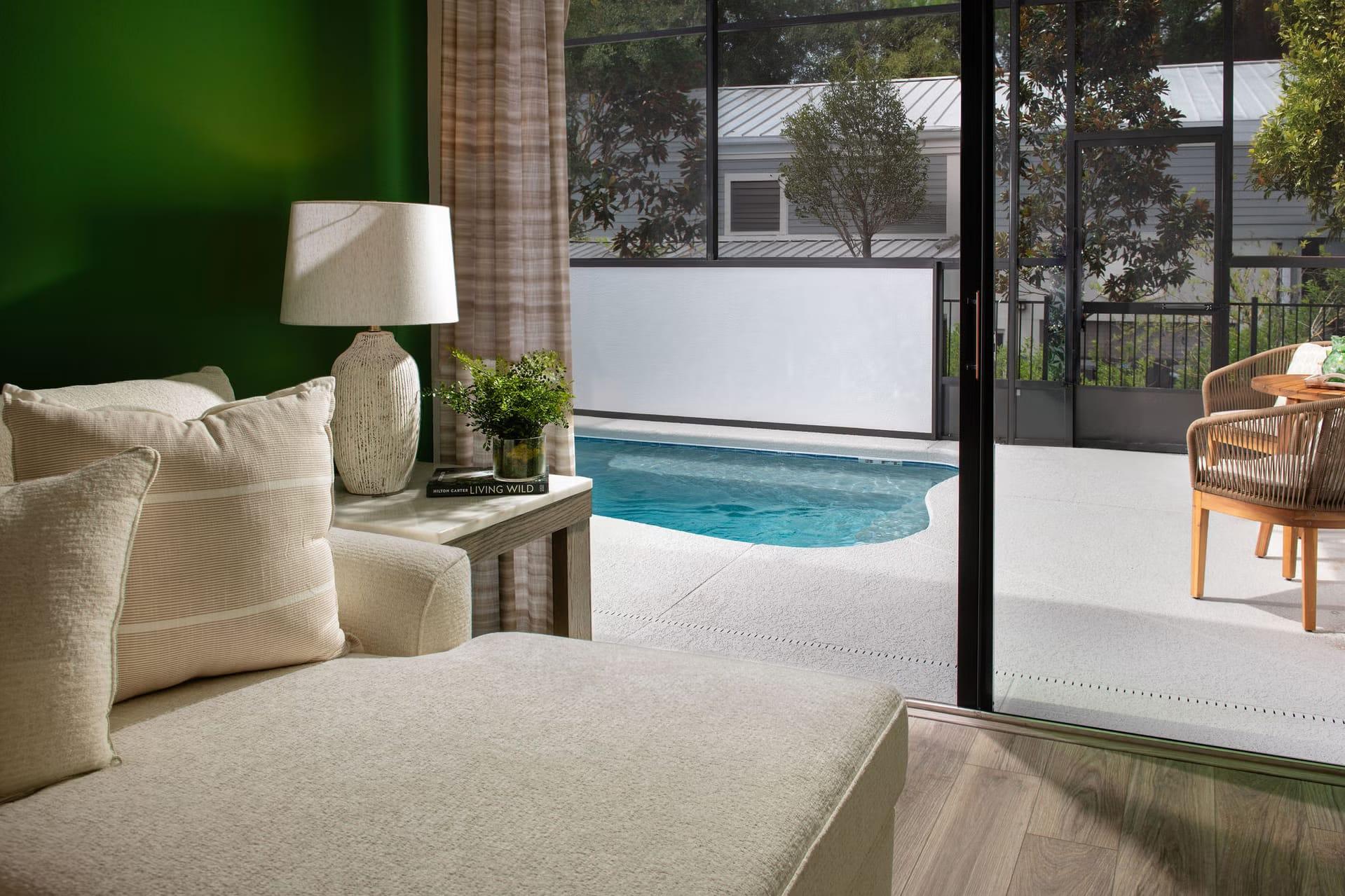 Sala de la townhome Nautilus abierta a la piscina privada