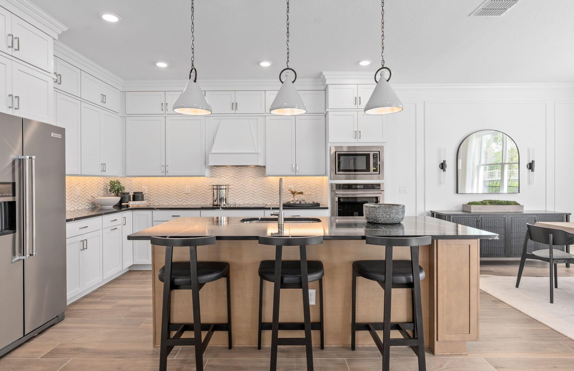 Cozinha de casa modelo com ilha e pendentes