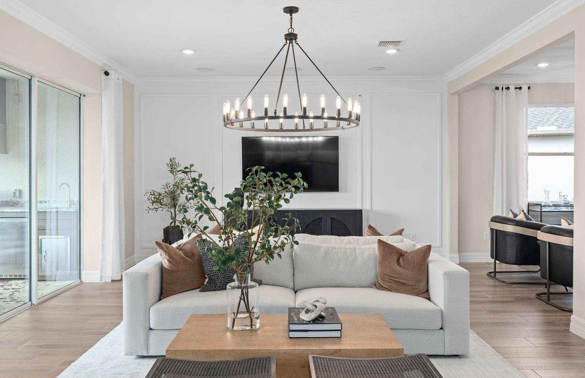 Sala de estar de casa modelo com lustre