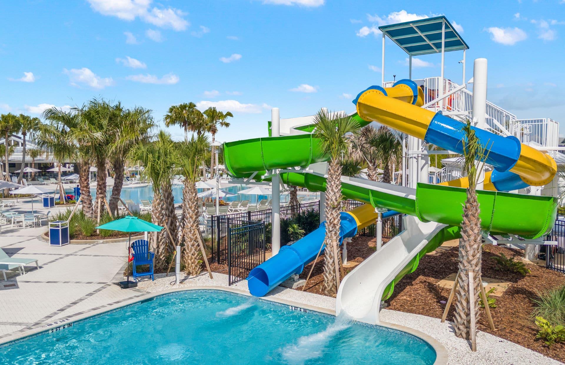 Toboáguas duplos sobre a piscina